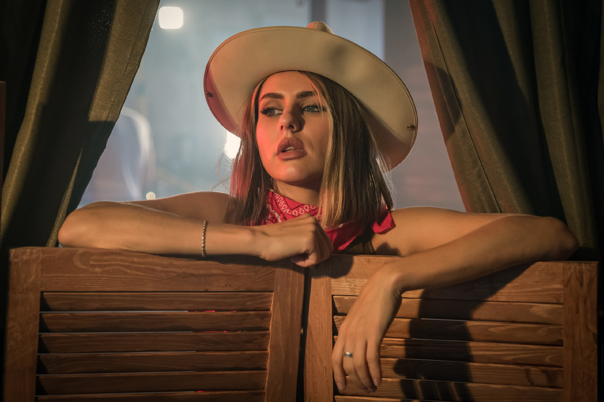 Мария Курочкина в фотостудии «Дикий Запад». Фото Демьяна Лопатова.