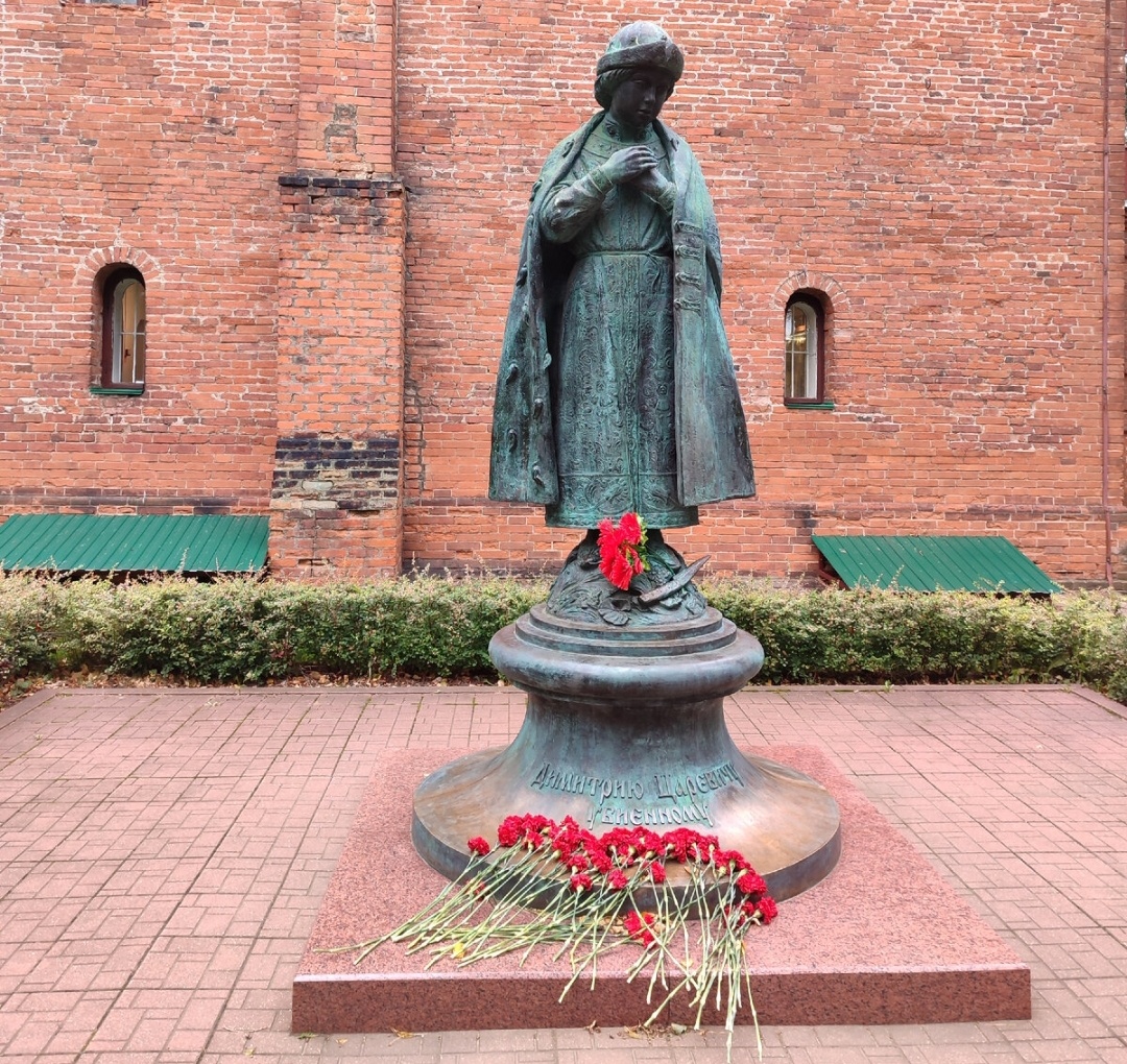 Памятник Царевичу Дмитрию на территории Угличского Кремля