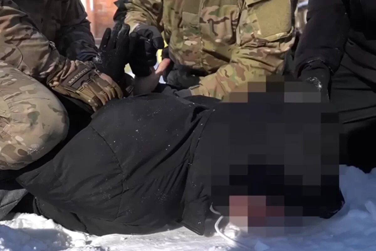    Клеил листовки на могилы.