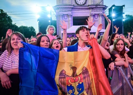    Радикальные реформы ЕС ещё больше ломают хрупкую экономику Молдавии. Что покажут выборы? Интервью с Камраном Гасановым