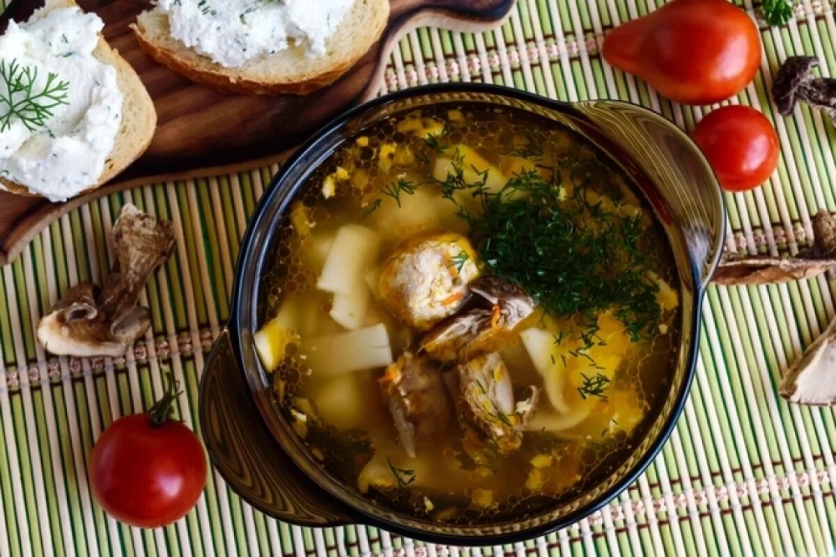    Суп можно сварить и из свежих белых грибов, если нет сушеных или не хочется тратить время на замачивание.