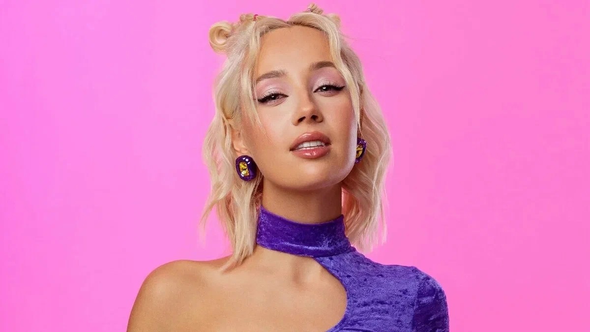 Клава Кока всегда находится в поиске новых образов.