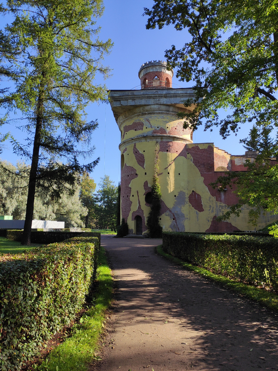 Башня руина перед входом в парк