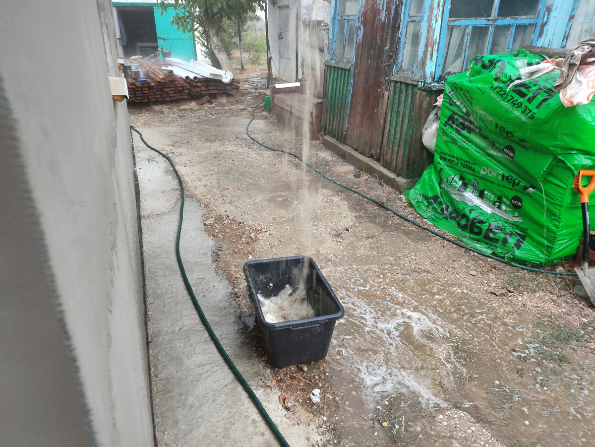 Ох и льет! Потом Олег поставил большую ванну, она тоже моментально наполнилась