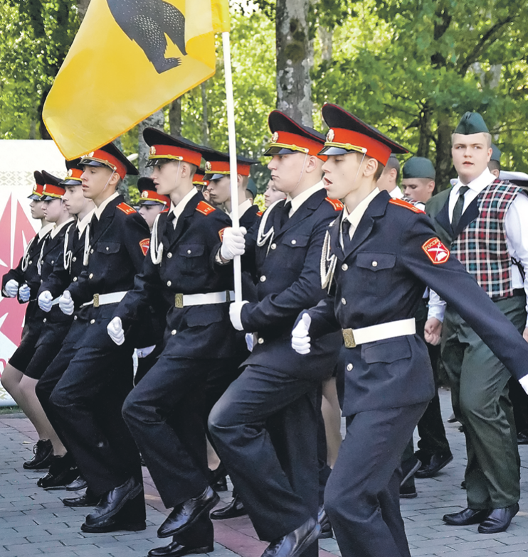 Прохождение торжественным маршем - славная традиция гражданско-патриотического форума в «Зубренке» Фото: Анна КУРАК