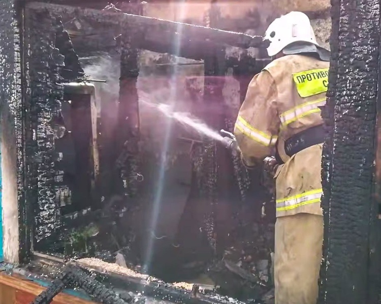     В Пристени Курской области сгорели гараж и сарай