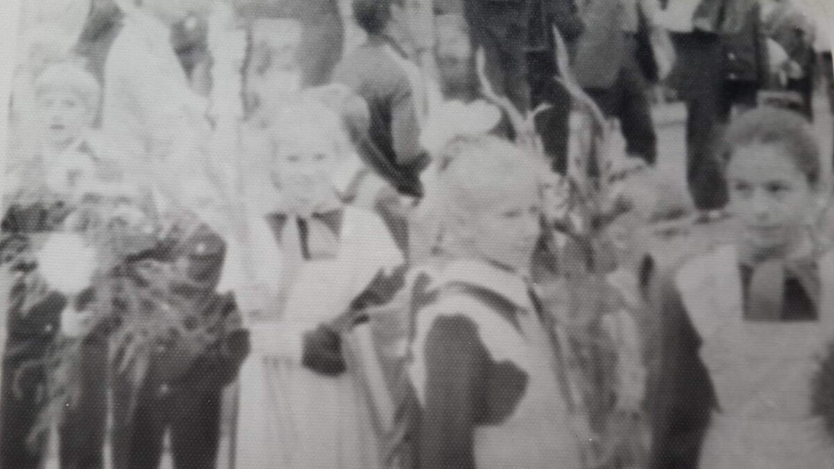 Это реальная фотография того дня и той линейки. Справа моя одноклассница Алиса Хазанова. Где-то были еще фотографии, но найти не смог...