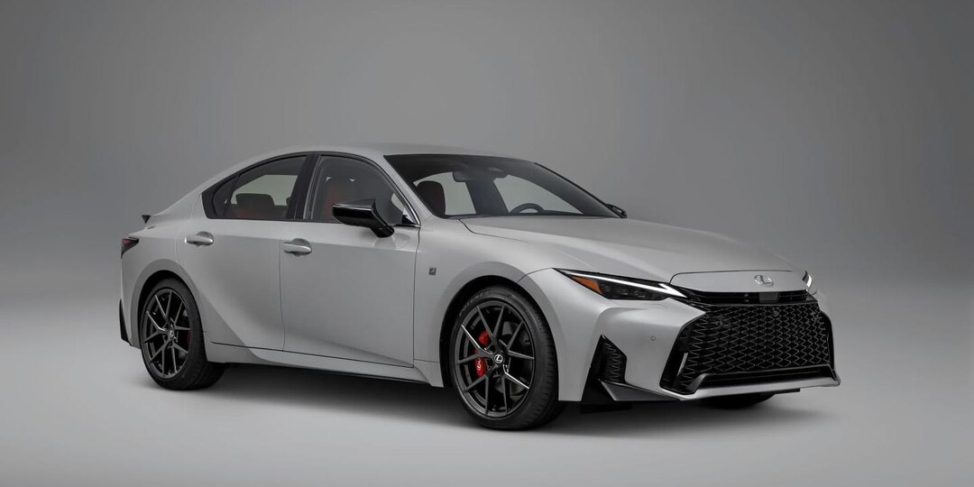 Без V8 и CD-плеера. Lexus представил рестайлинговый седан IS