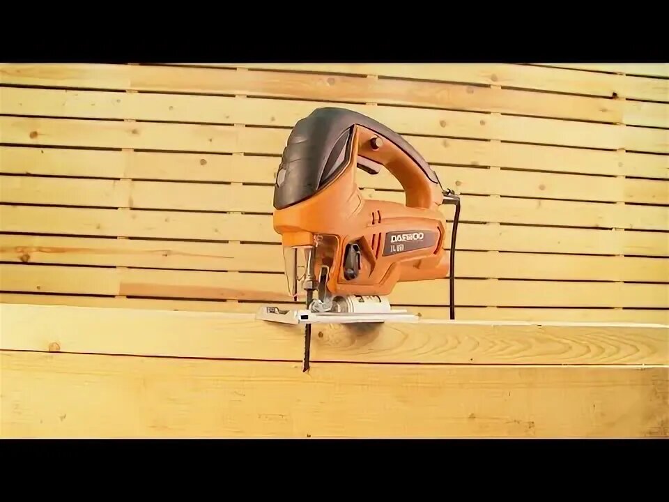 Электролобзик маятниковый DAJ 750 применяется для обработки древесины, ДСП, ДВП, пластмассы, металла в виде прямолинейного и криволинейного пиления перпендикулярно и под углом к поверхности. Эргономичный дизайн лобзика обеспечивает удобное управление и максимальный комфорт при работе одной рукой.