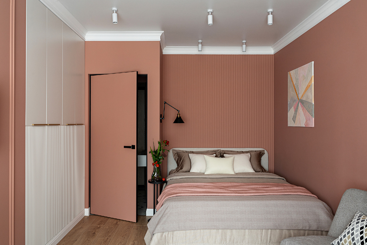 На фото: спальня в квартире 38 кв.м в г. Казани. Дизайнеры: Никита и Анастасия Баландины; декоратор: Гульнара Хамидуллина; фотограф: Александр Бурнатов