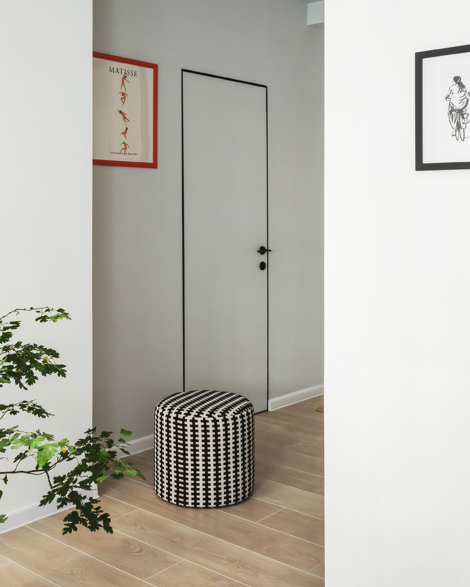 На фото: прихожая в евродвушке 43 кв.м, ЖК «Профит». Дизайнер: Екатерина Муратова; стилист: Мария Маркус; фотограф: Егор Кодяков