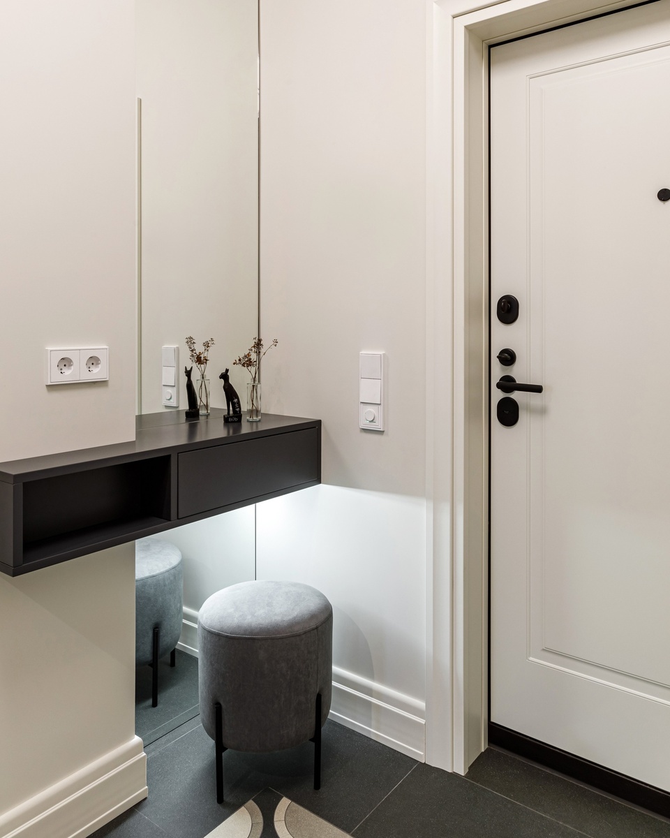 На фото: прихожая в квартире 42,8 кв.м, ЖК «Крылья». Дизайнер: Насиба Бойматова; фотограф: Даша Мягкая