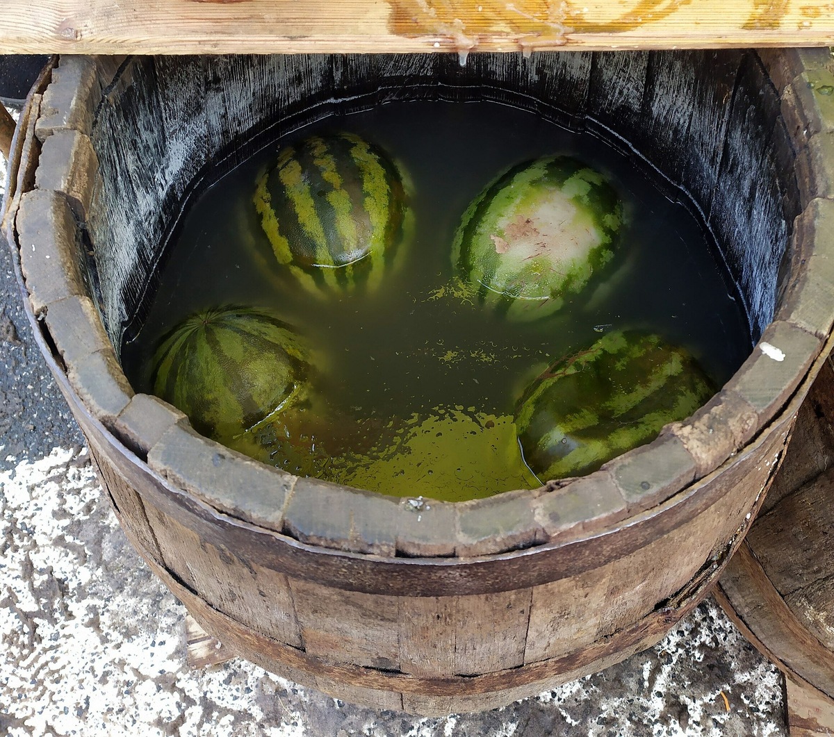 Кстати, такие арбузы часто называют мочёными, а не солёными. Наверное, дело в том, что ягоды буквально плавают в рассоле. Фотография: Anntinomy / Wikipedia