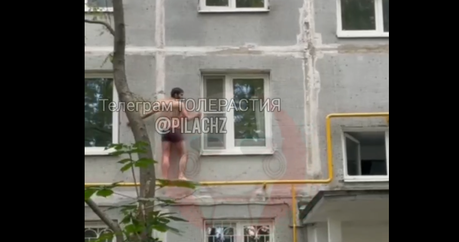 В трусах по газовой трубе: как приезжие специалисты проводят рабочее время в Москве