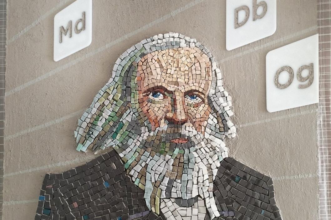    Тюменский мастер создал портрет Дмитрия Менделеева из мозаики