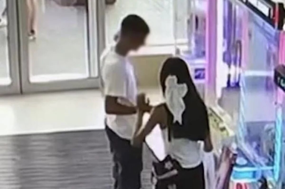    В Симферополе установили личности подростков, повредивших автомат в ТЦ