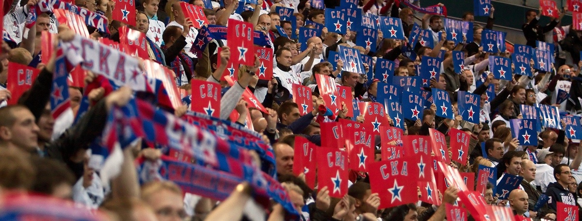    Болельщики хоккейного клуба СКА на трибунах во время матча. Автор фото: Роман Яндолин / "Деловой Петербург"