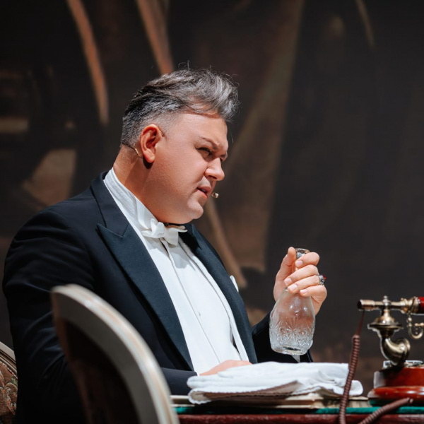     Спектакль «Два огромных человека» посвятят юбилею Алексея Тихомирова