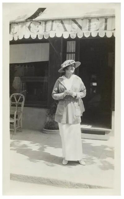 Габриэль Шанель у входа в бутик CHANEL в Довиле, 1913 год