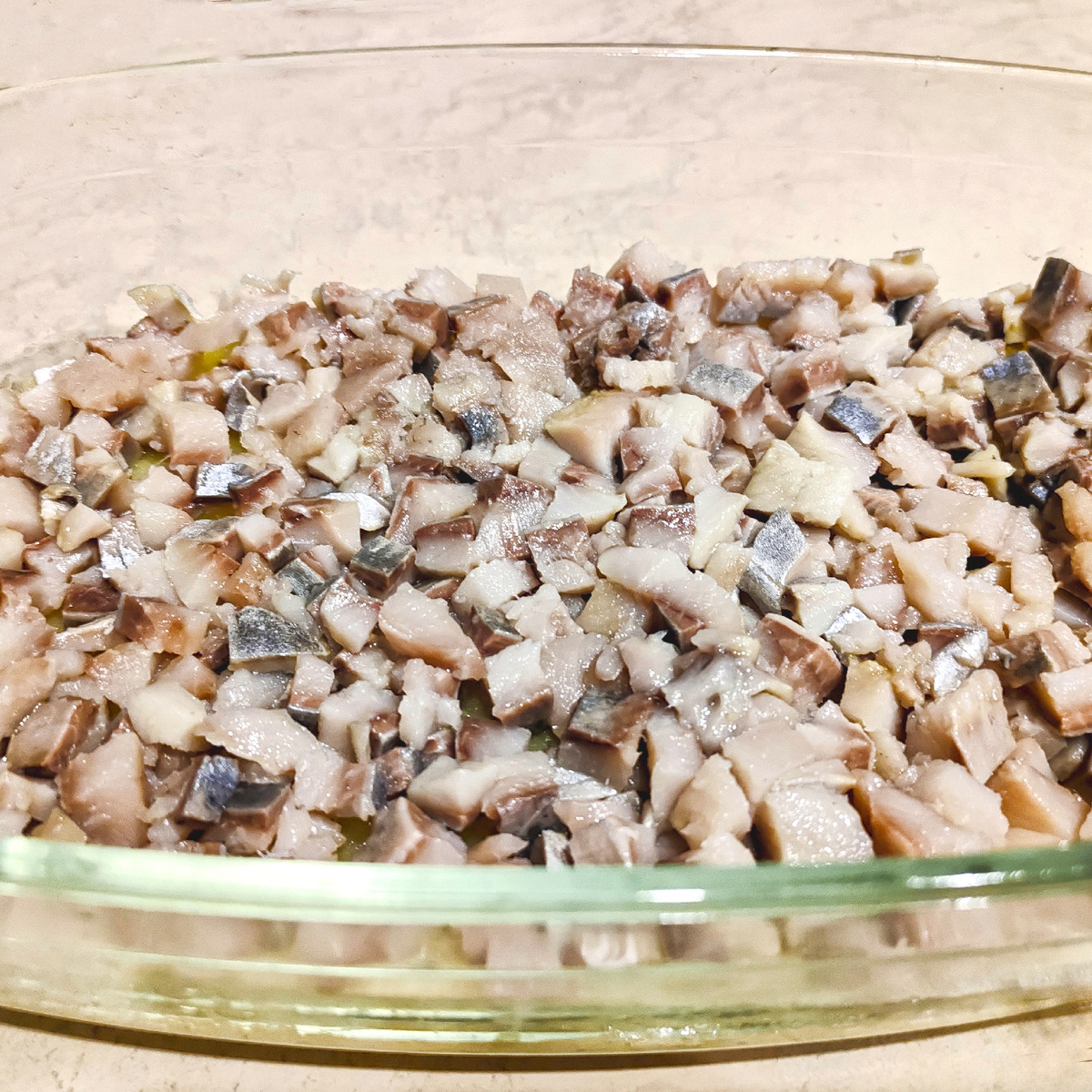 Филе селёдки нарезаны кубиком и выложены слоем на картофель