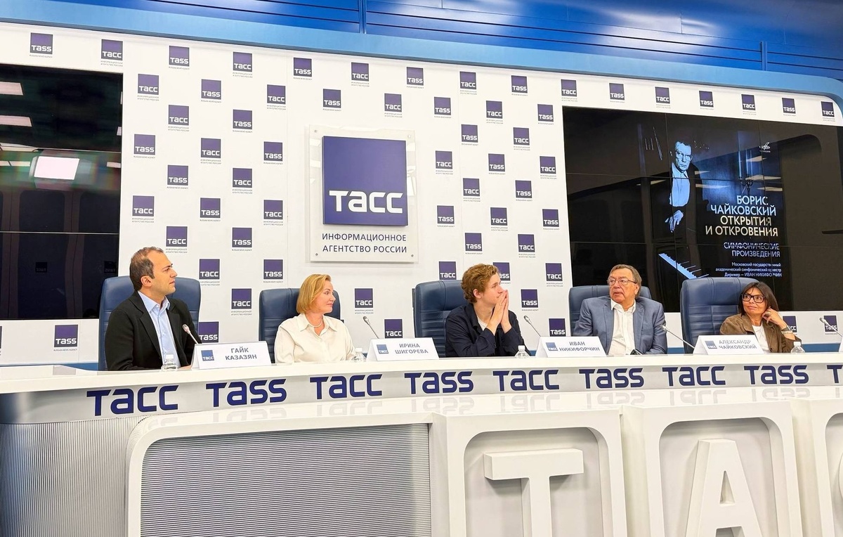    Главный дирижер МГАСО Иван Никифорчин (в центре)  Екатерина Шамарова/ТАСС