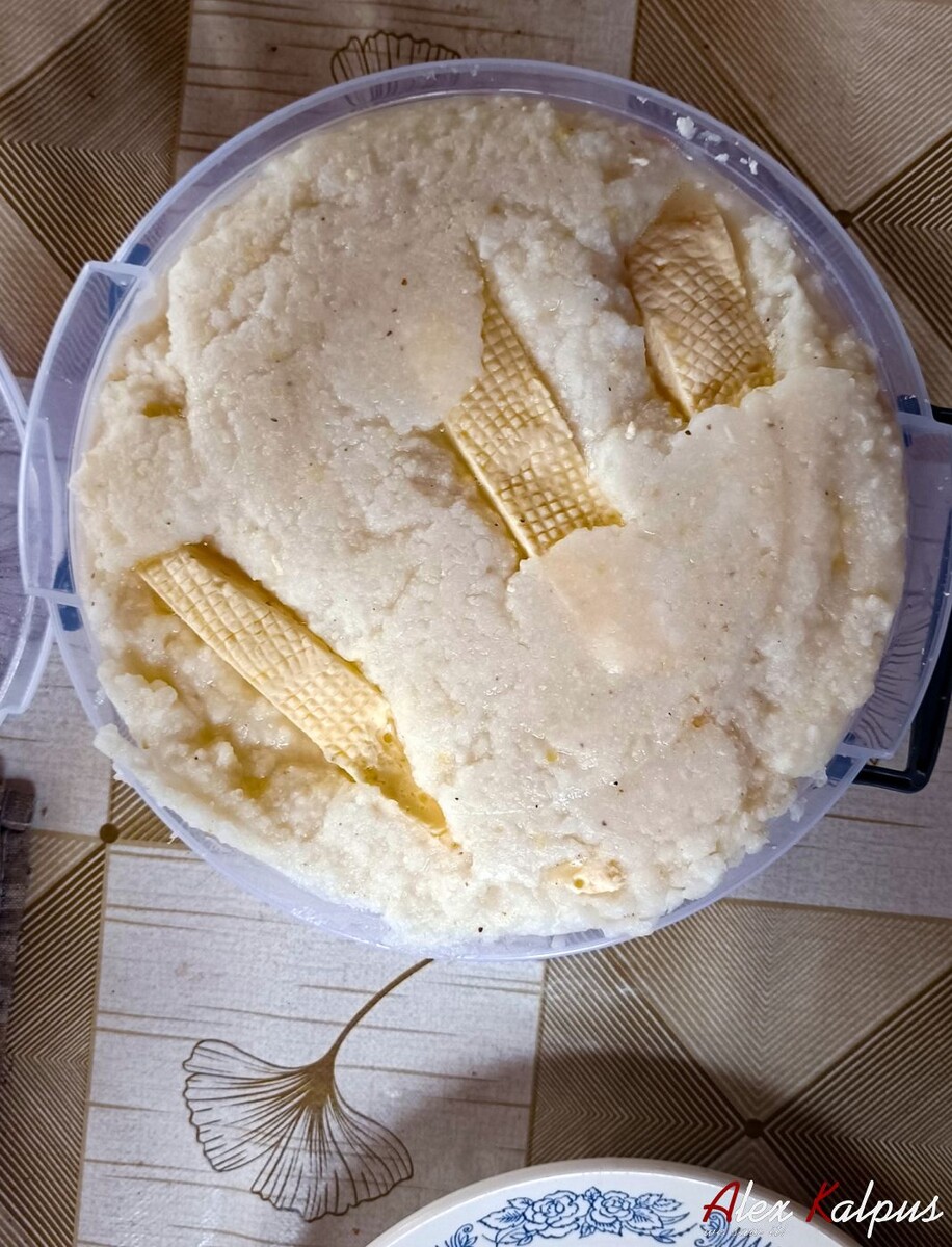 На фотографии гоми (ღომი) приготовленное в домашних условиях и именно из гоми а не из кукурузной муки. Единственное, что не соответствует классике - это сыр. В этом гоми не сулгуни, а сыр который делают в Гурии. Обычно такой сыр продается на черноморском побережье Грузии. Например в Кобулети или Батуми и т.д. В Тбилиси, такой сыр купить практически невозможно. Но это проблема только логистики