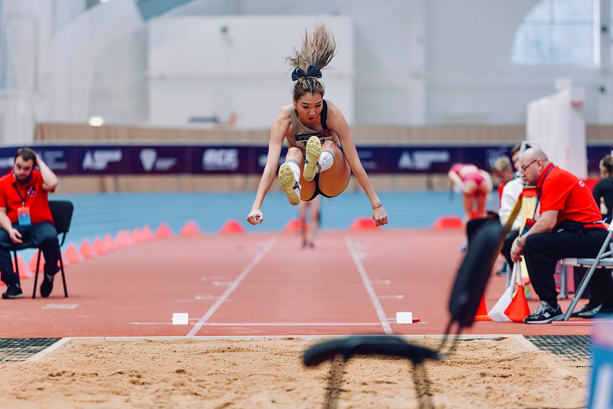 В прыжке в длину