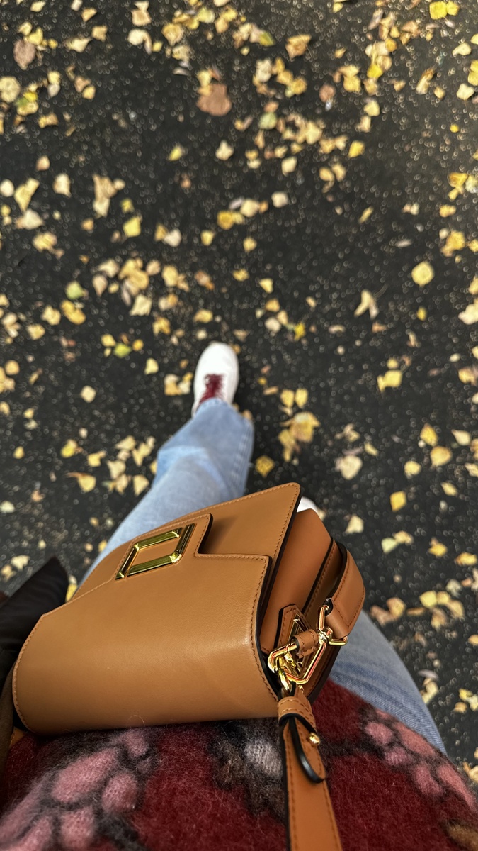 Представить себе лето без джинсов я могу очень даже легко, а вот осень и зиму просто без них не представляю. Я люблю джинсы и даже одна удачная пара может стать прекрасной основой для десятков образов. Главное найти те самые. 