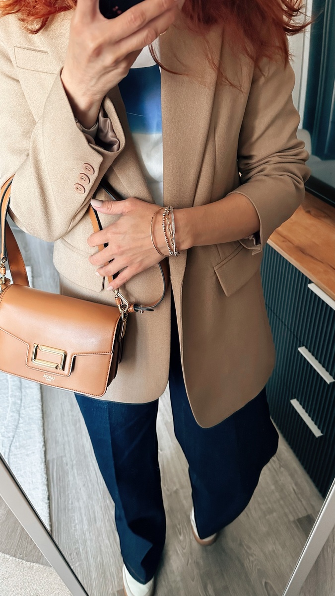 Темно-синий хорошо сочетается практически с любыми цветами в гардеробе. Одно из лучших цветовых решений — темно-синий деним в комбинации с бежевым, молочным, шоколадным, серым и бордовым.