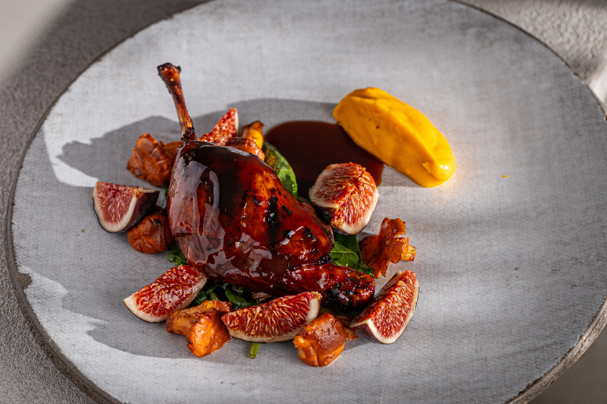 Утку конфи с инжиром и лисичками