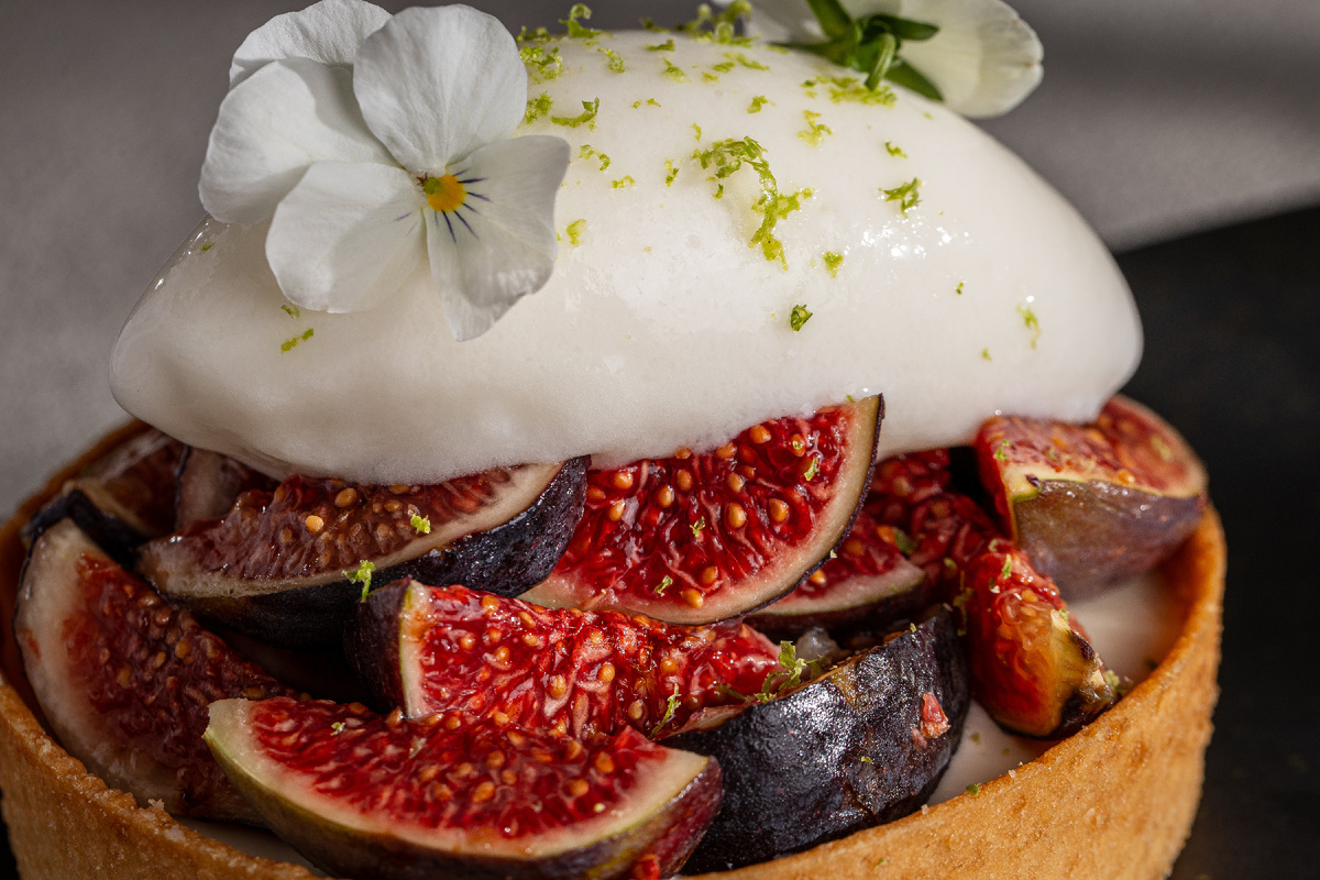 Инжирный тарт с белым шоколадом и сорбетом юдзу