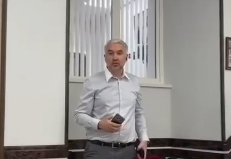 «Я тебе камеру засуну поглубже!»: Подполковник МВД в отставке ударил журналиста в суде Адыгеи и угрожал расправой