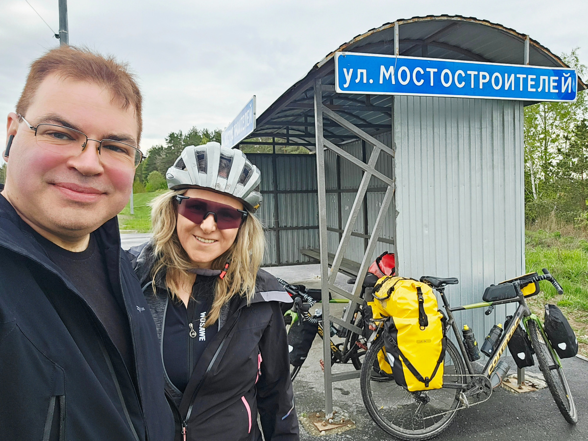 Это мы такие довольные после спуска по мосту. Там реально был спуск и широкая обочина, пролетели эти 13 километров сами не заметили как))