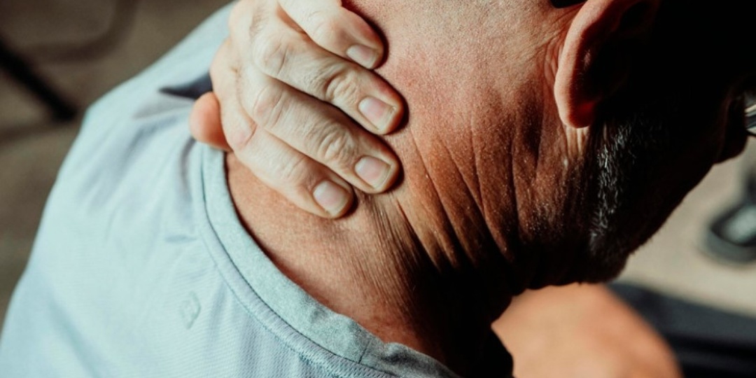 Болит шея, плечи и между лопаток? Не спешите к массажисту! 90% лечат не то — а настоящие причины скрываются в позвоночнике и стрессе
