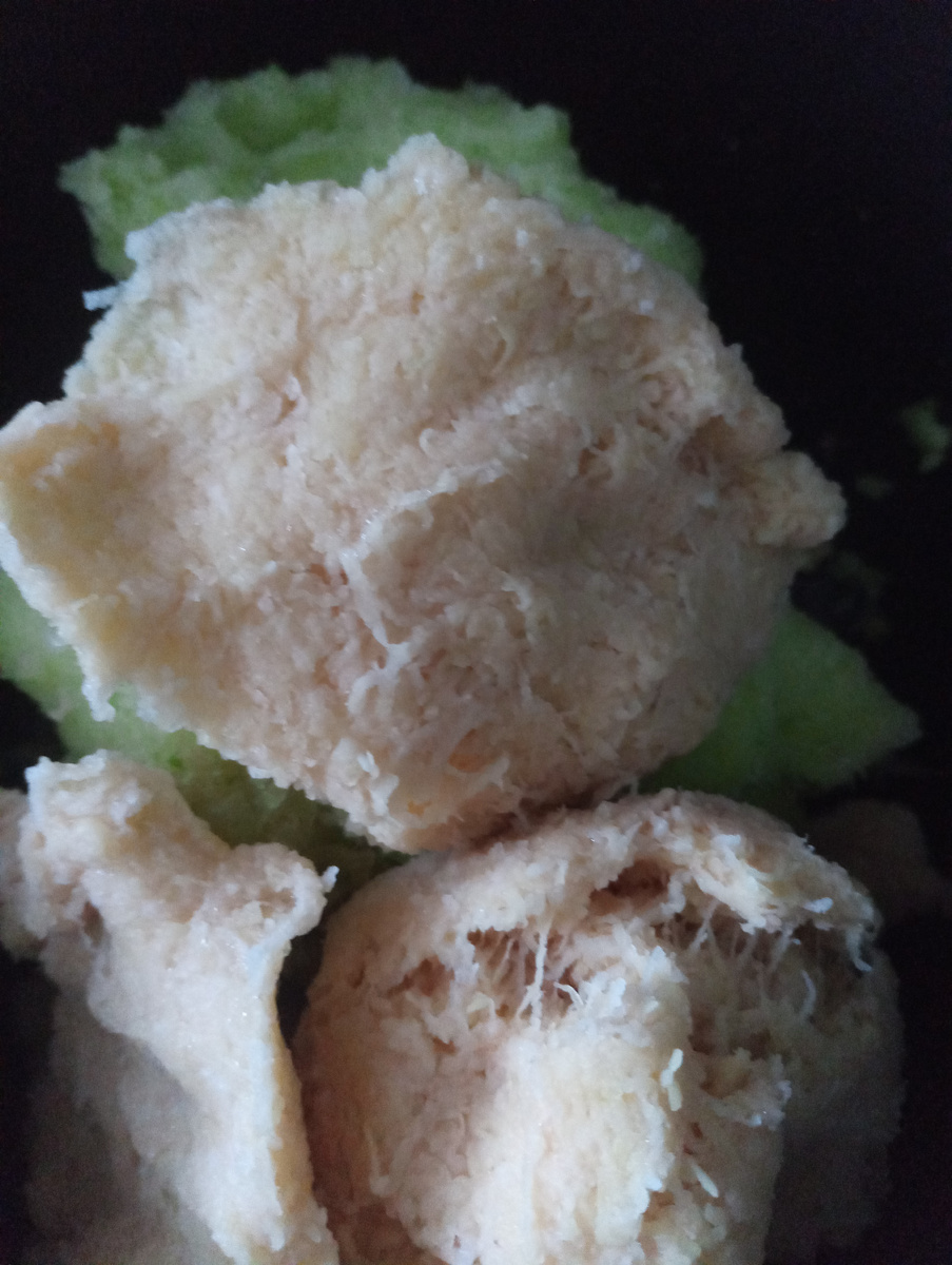 Картошку и кабачки почистить ,картошку помыть, кабачки и картошку потереть на тёрке, потерла на мелкой тёрке,на своем кухонном комбайне,быстро и удобно,отжала лишнею влагу.