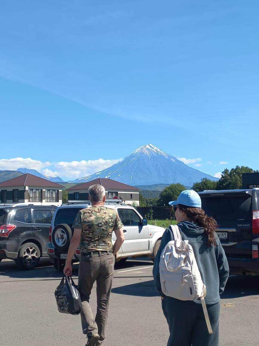 Прекрасный вид на фоне вулкана!
