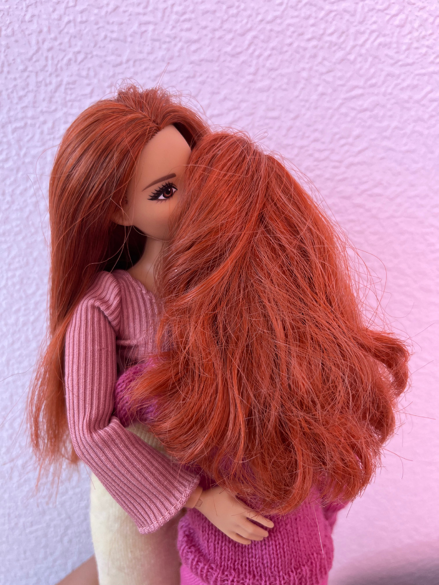 Рыдает на плече у сестрицы