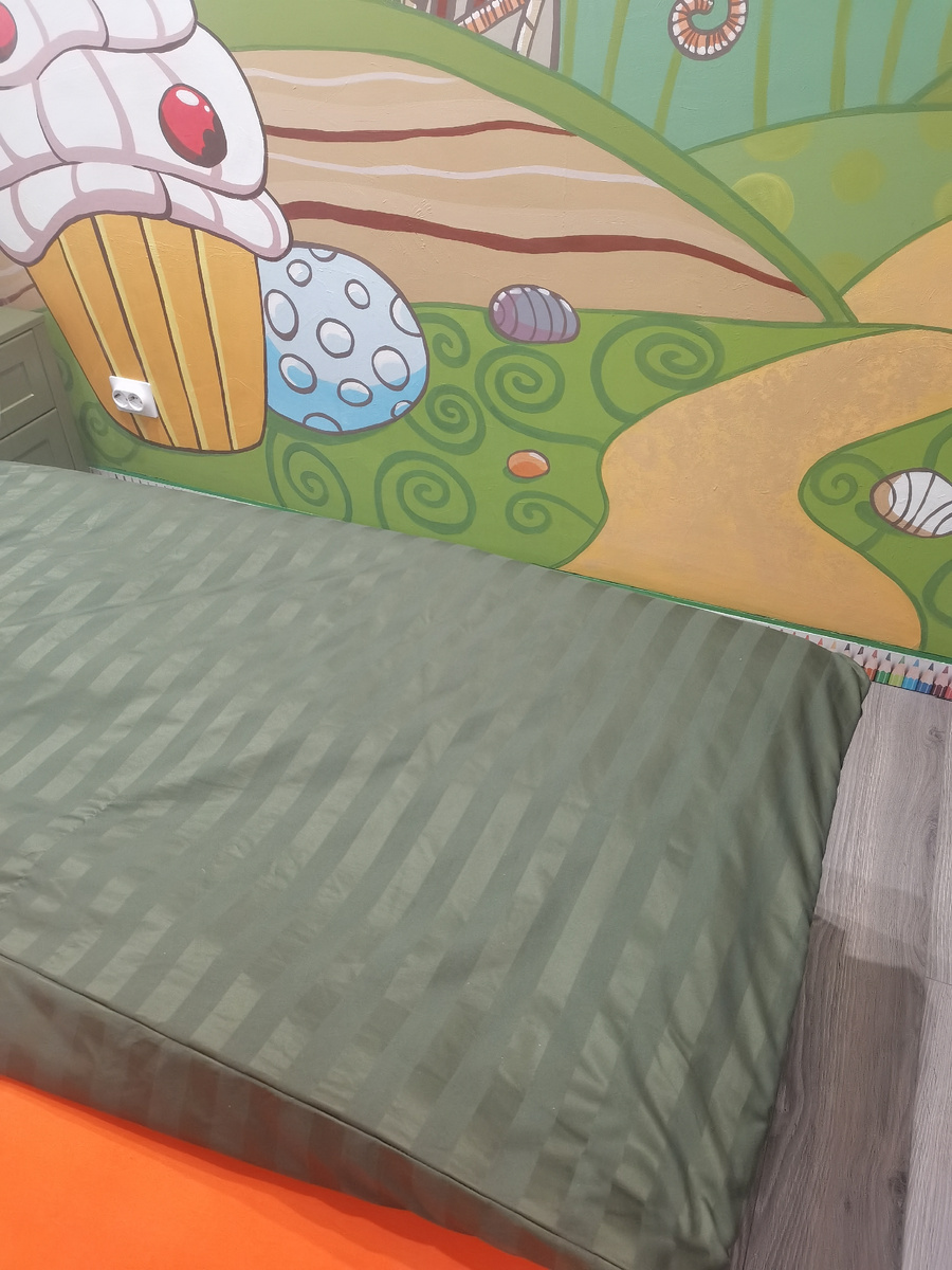 Есть белый, светло-зеленый, серый. 