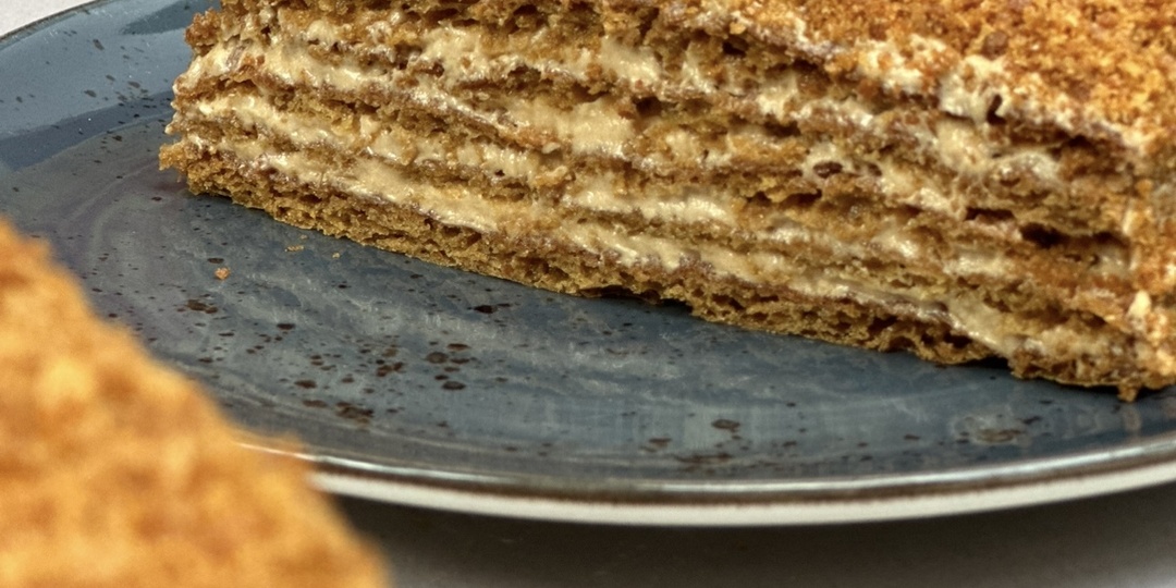 Медовик с вареной сгущенкой