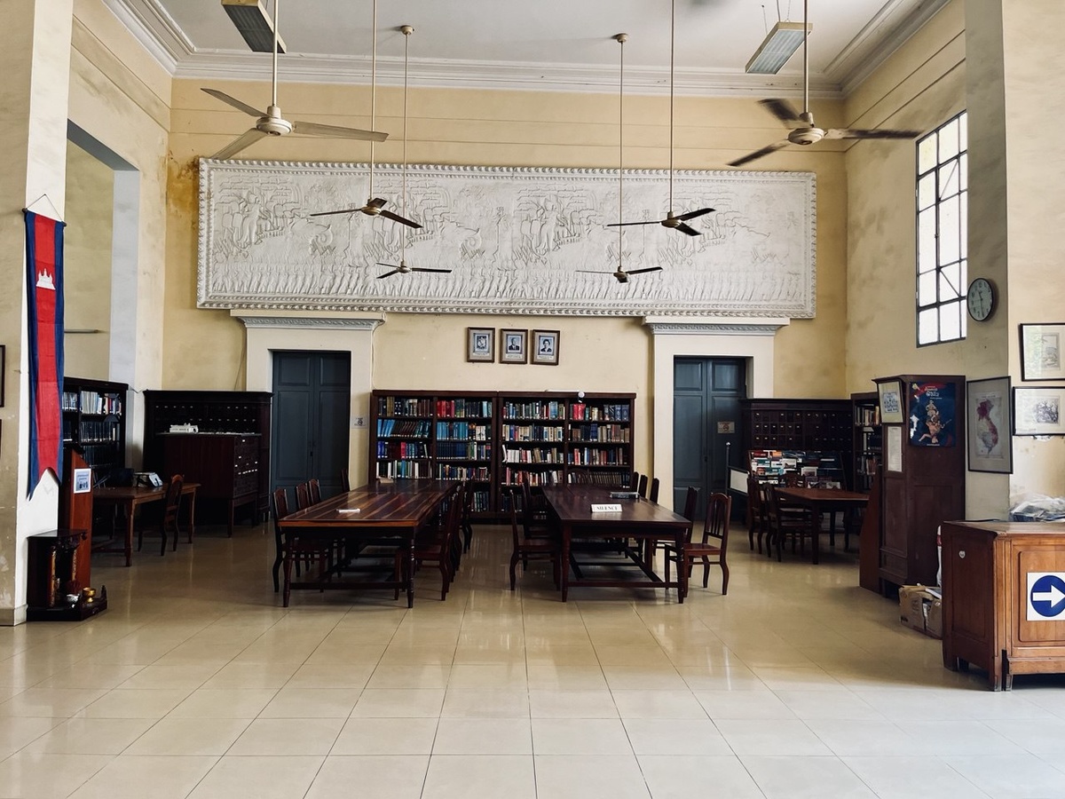 Внутри библиотеки Пномпеня