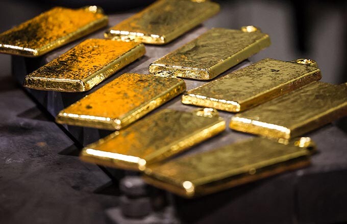 Золото закрывает ростом каждый месяц 2025 года. По мнению экспертов, в случае способности металла устоять выше 3500 долларов за унцию котировки могут сохранить импульс к росту и продолжить восходящее движение. Ведь жёлтый металл выполняет двойную функцию — выступает защитой от инфляции и является активом-убежищем, когда на рынке наступают паника или обвал
