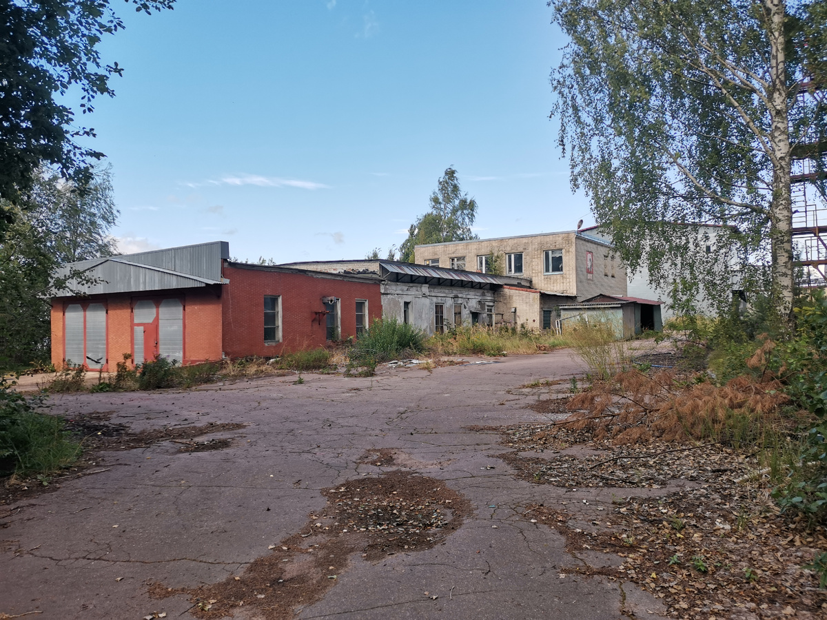 Заходим за ворота, идём медленно, неизвестно есть ли охрана.