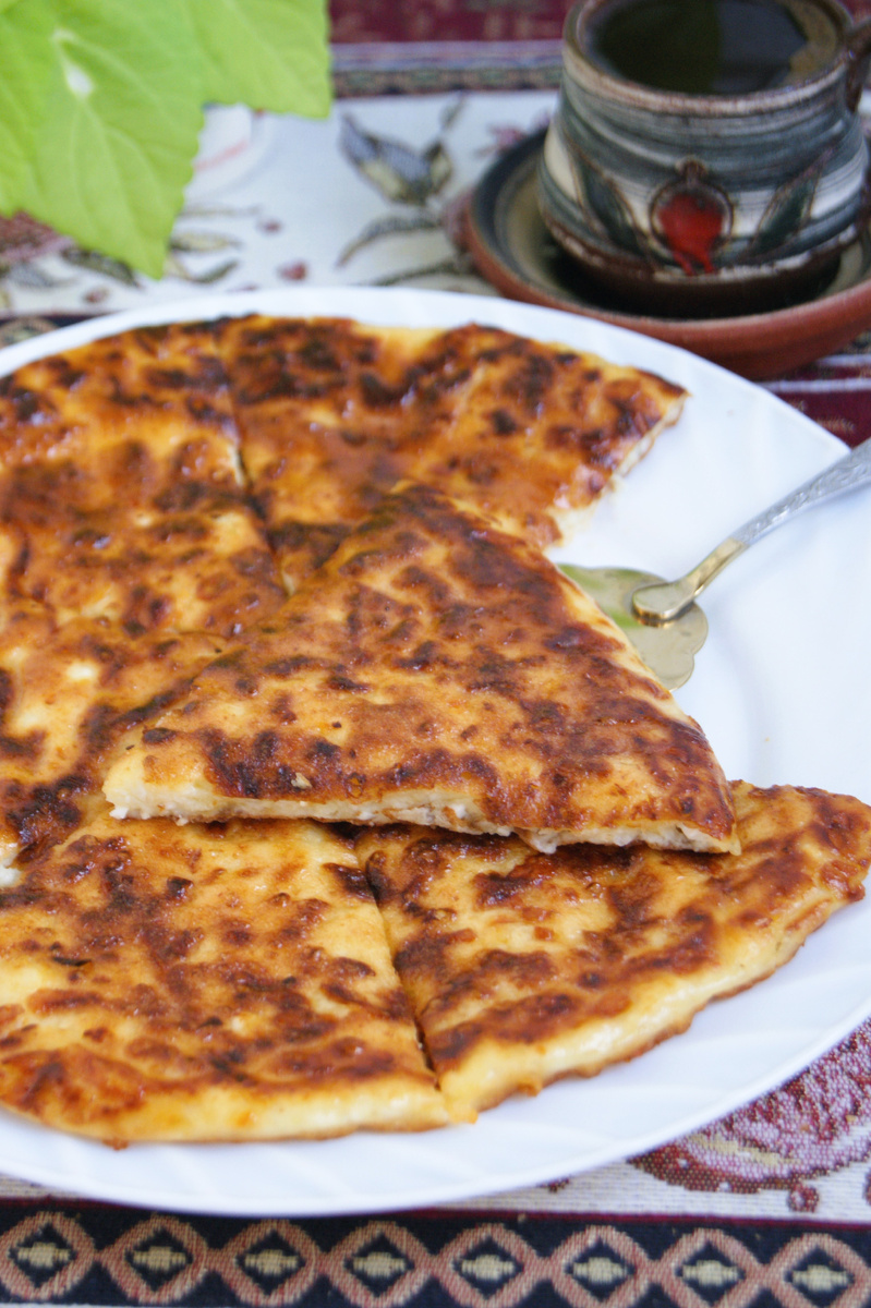 Фото автора. Сырно-творожная лепёшка на сковороде.