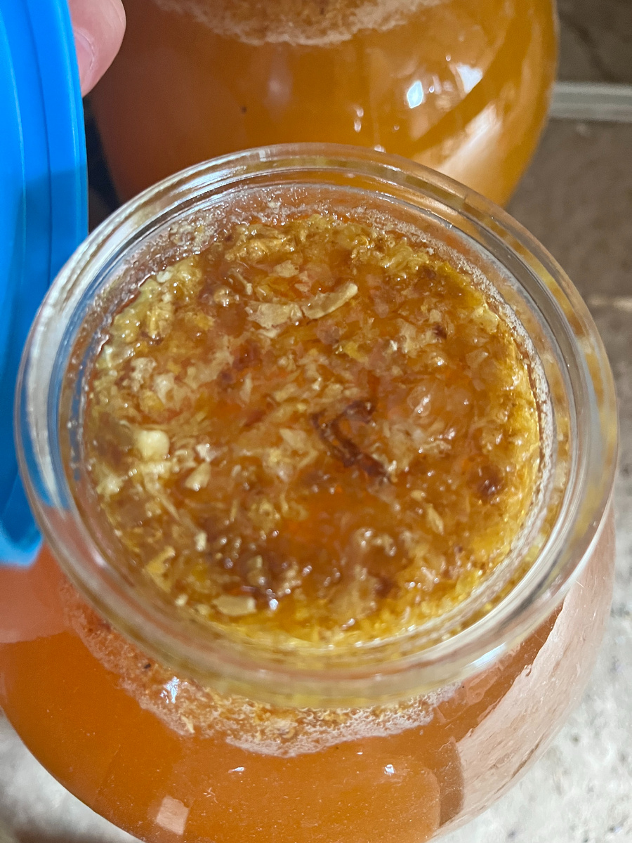 Я не фильтрую мёд, потому что мои постоянные клиенты сами просят об этом! Свеху они сразу же снимают забрус и употребляют в пищу, а снизу остается чистый мёд. Этот вот забрус и является одной из причин кристаллизации.