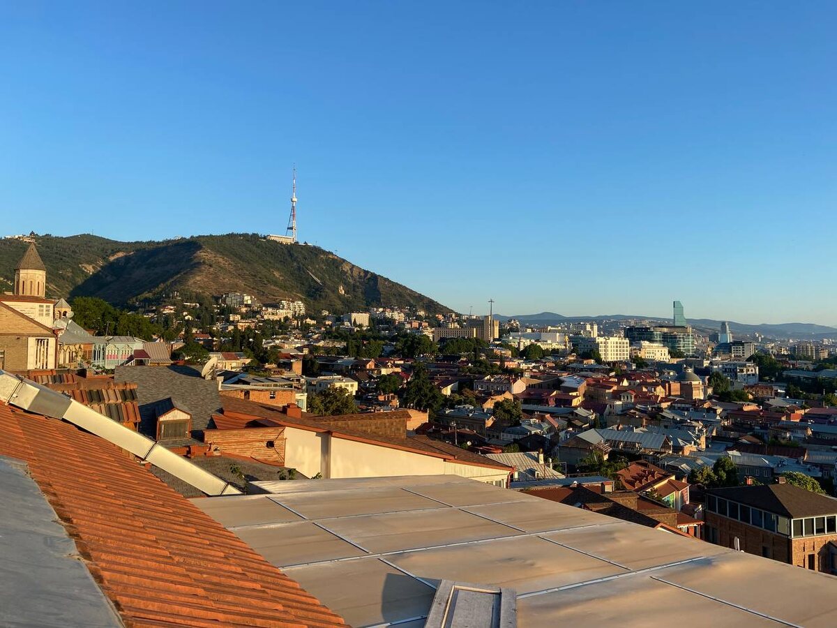 Я познакомилась с местной молодёжью в винном погребе на дегустации для туристов. Они оказались очень хорошими ребятами и пригласили меня в гости. Фото сделано из окна их дома