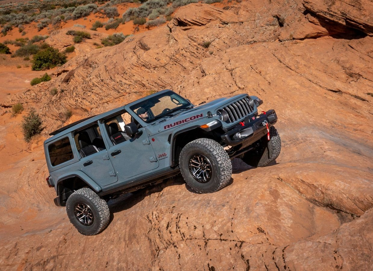 Jeep Wrangler 2025 модельного года хорошо приспособлен к преодолению сложных дорожных препятствий