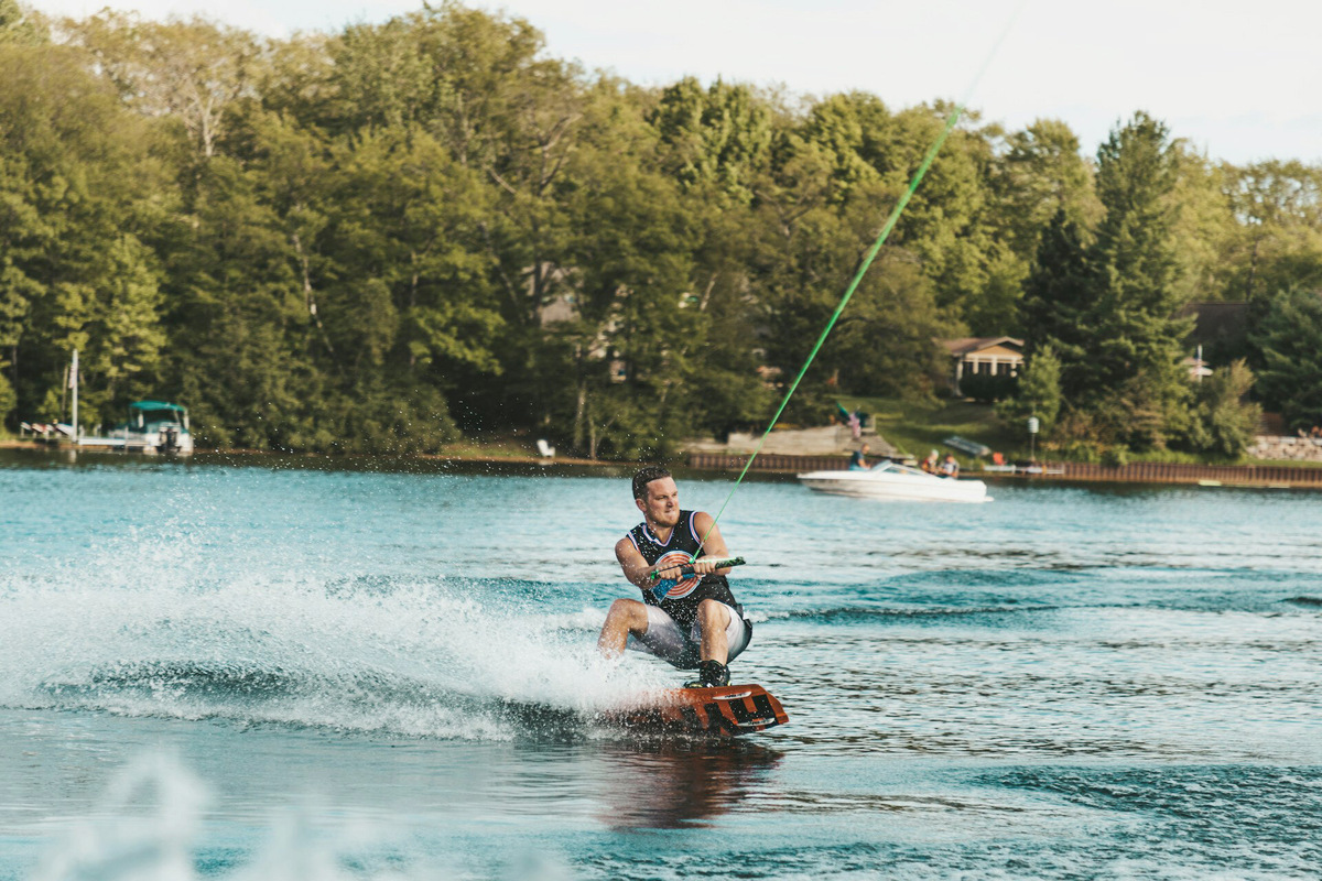 Для кабельного катания нужна буксировочная установка — опоры, между которыми натянута лебёдка. Фото: Benjamin Klaver / Unsplash