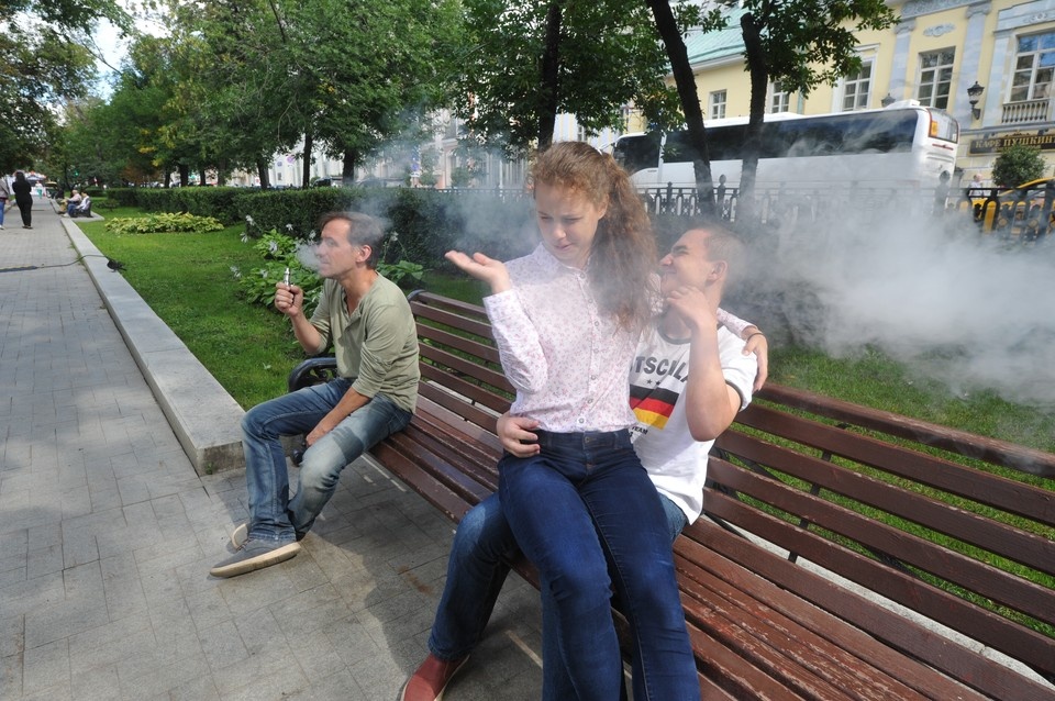    Депутаты ЗакСа Петербурга начали подготовку к введению мер против продажи вейпов. Михаил ФРОЛОВ