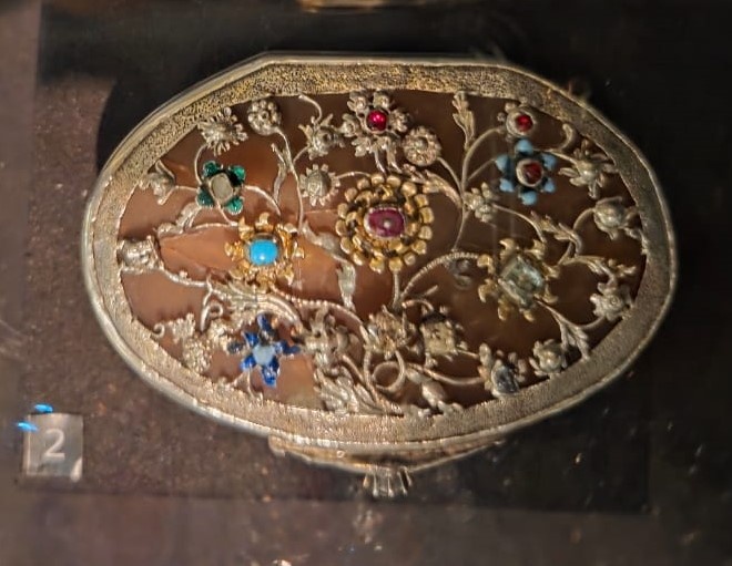 Табакерка. Западная Европа. Саксония, XVIII Серебро, камень, бирюза, стекла, рубин, жемчуг, золочение