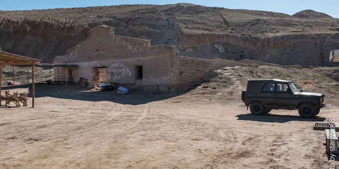 Урга - заброшенный поселок аральских рыбаков под чинком Устюрта. "Белый дом" и дорога к оз.Судочьему